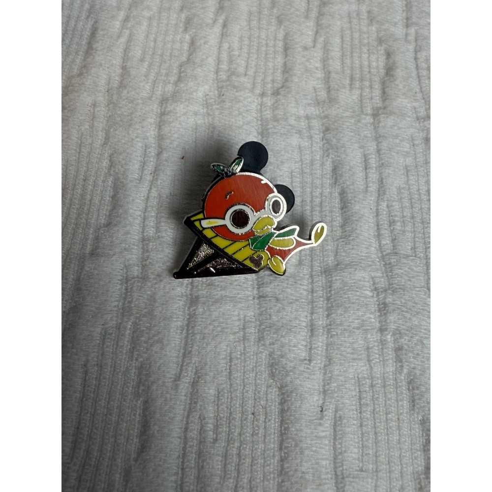 Disney Pin - 2011 Hidden Mickey Series - Orange Bird Collection Sunbathing